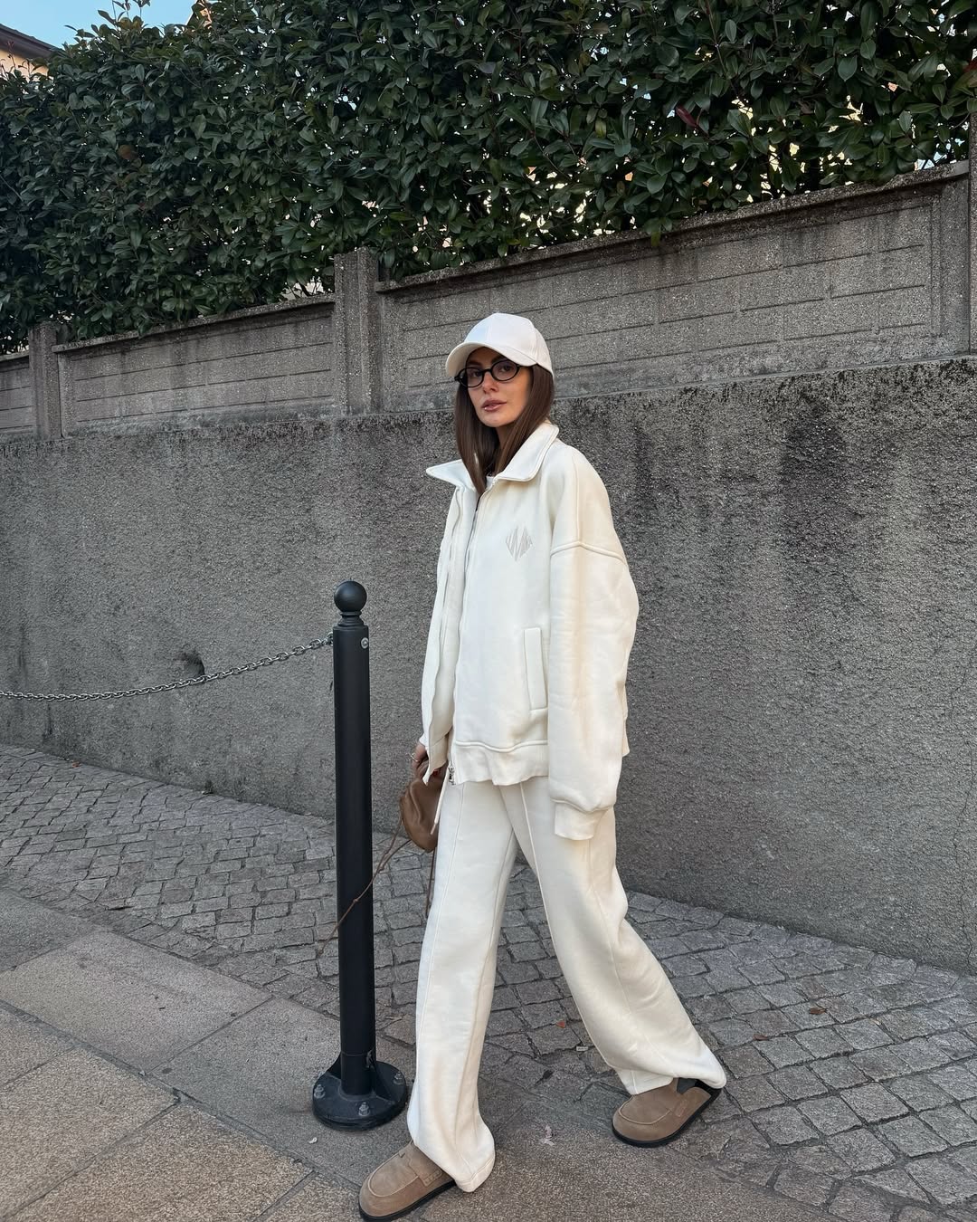 Bon&eacute; branco pode ajudar a criar look delicado e elegante