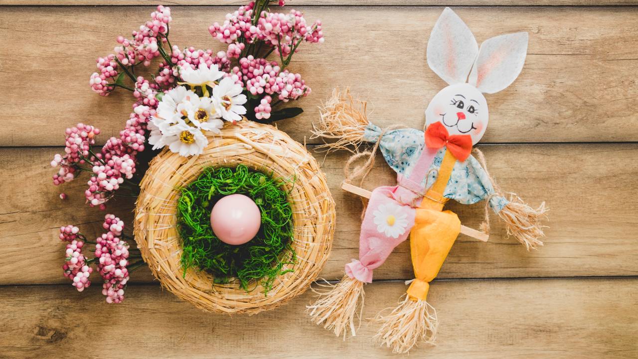 Ninho perto de flores e coelho de brinquedo