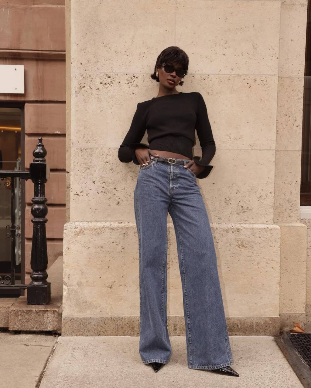 look-com-scarpin-calca-jeans Look com blusa preta, calça jeans e scarpin preto