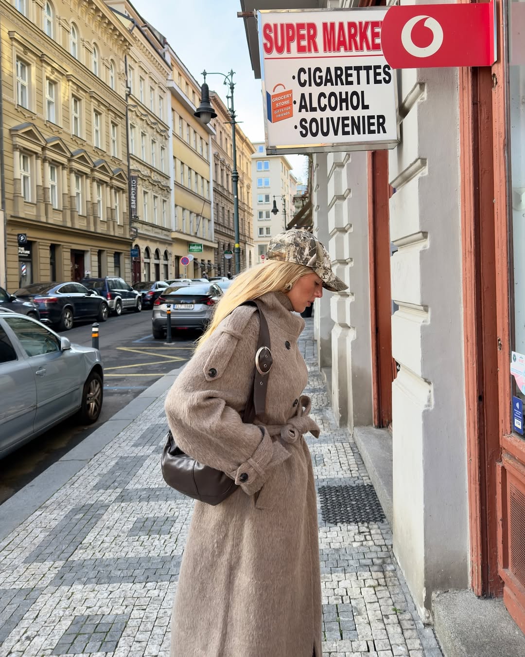 Trench coat e bon&eacute; s&atilde;o o suficiente para look descolado e sofisticado