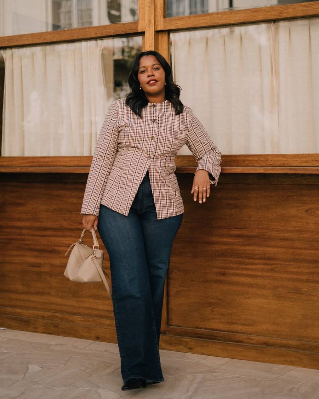 look-midi-e-plus-size-calca-jeans-scarpin Look com busa, calça jeans