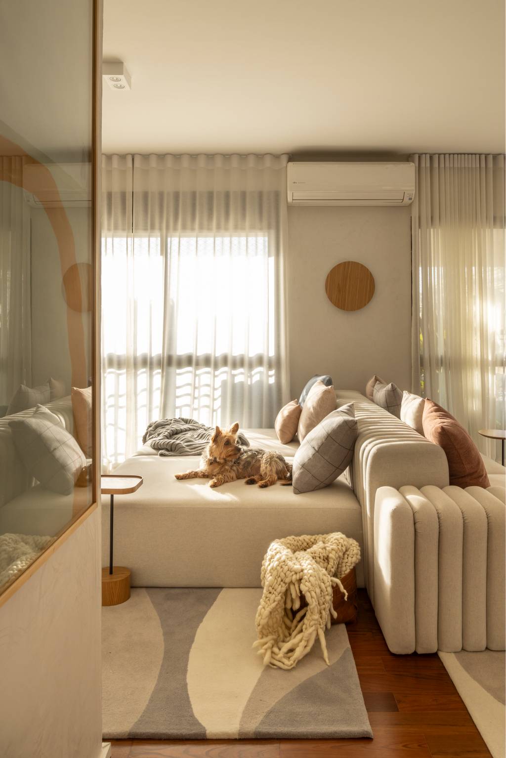 manta-cesto-quarto-decoracao Como decorar o sofá com manta