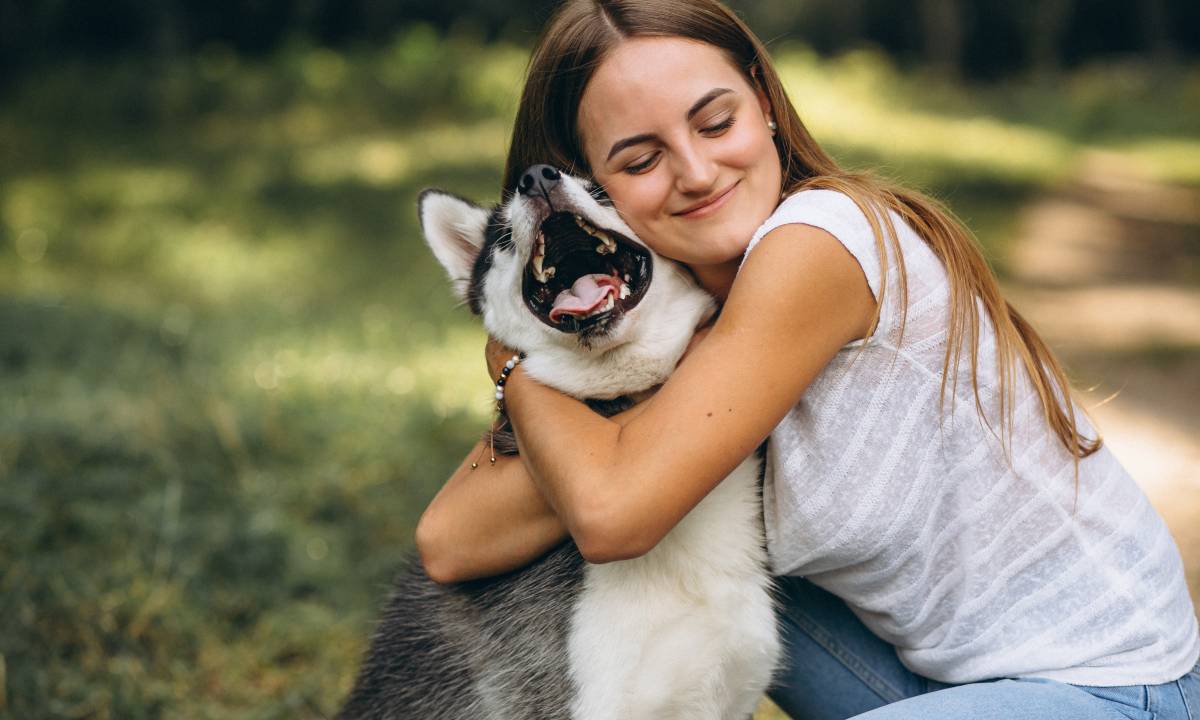 Mulheres estão na linha de frente da adoção responsável de pets no Brasil