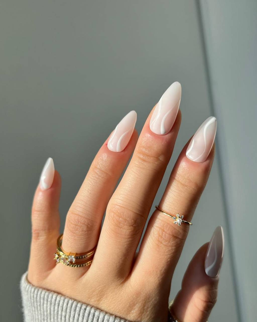 nail-art-decorada-branca Unha com desenhos abstratos chama atenção de mulheres apaixonadas por nail art