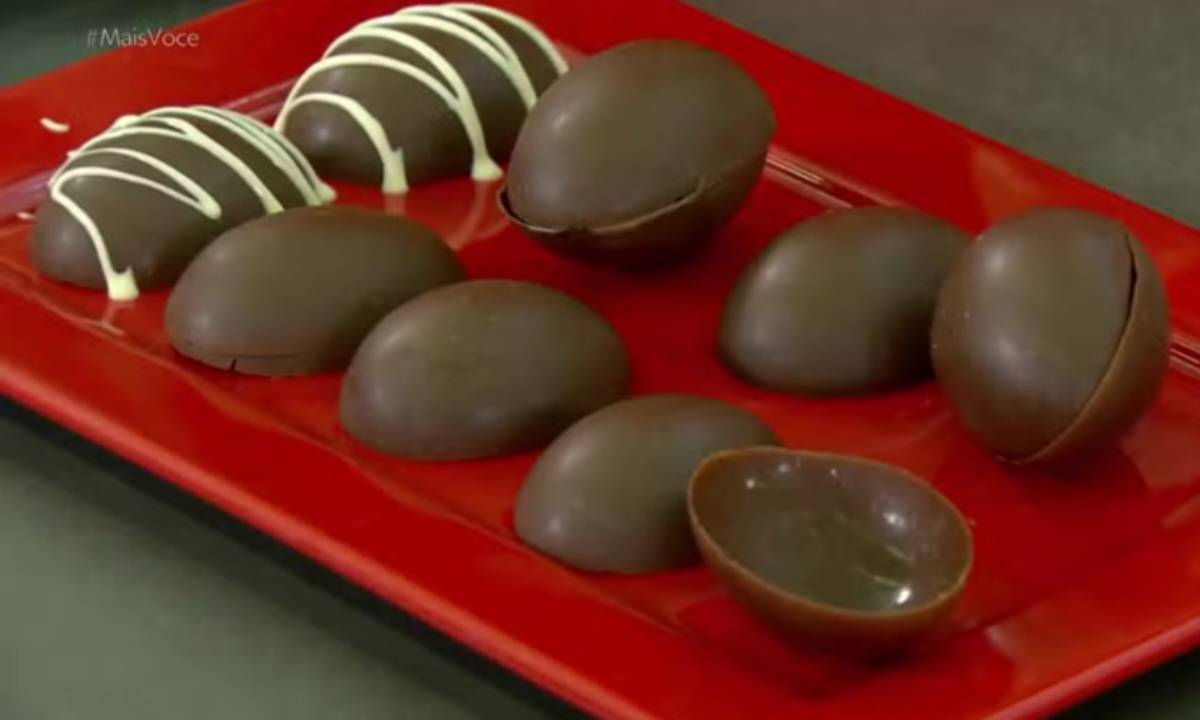 Ovos de Páscoa feitos usando o ovo de galinha como molde