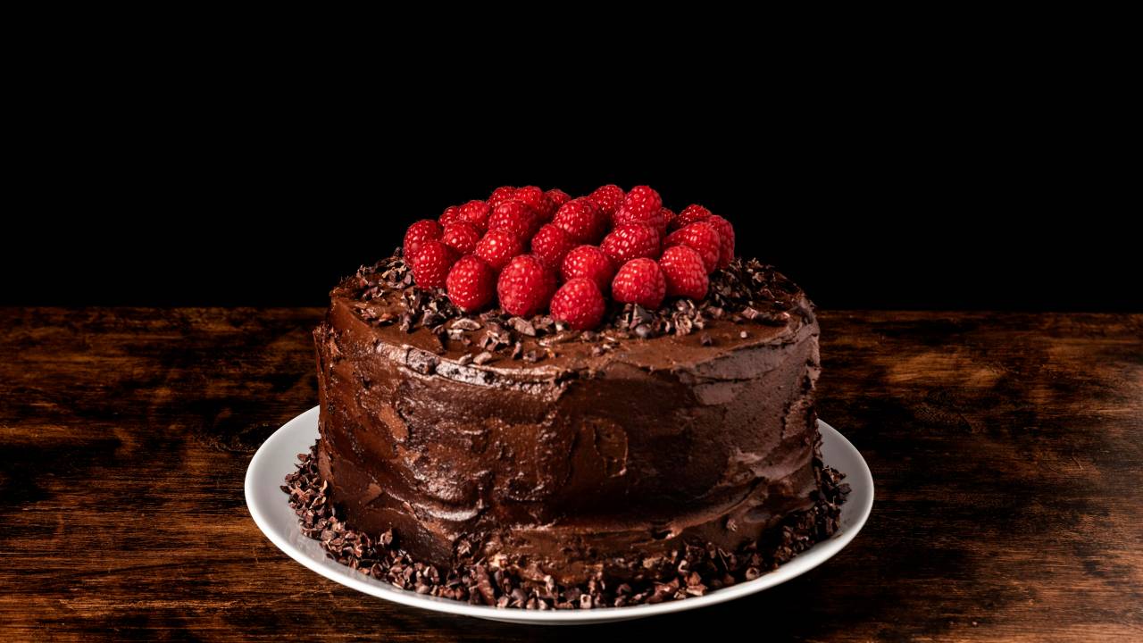 Segredos para um bolo de chocolate úmido e irresistível