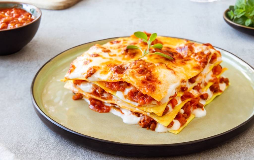 Aprenda a fazer uma receita clássica lasanha à bolonhesa