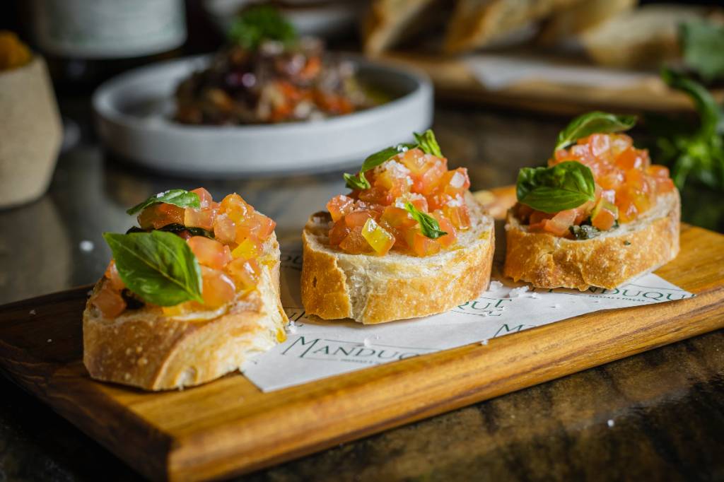 receitas-dia-das-maes-filhos-que-nao-cozinham-bruschetta-pomodoro Bruschetta Pomodoro é bem fácil de fazer para o Dia das Mães