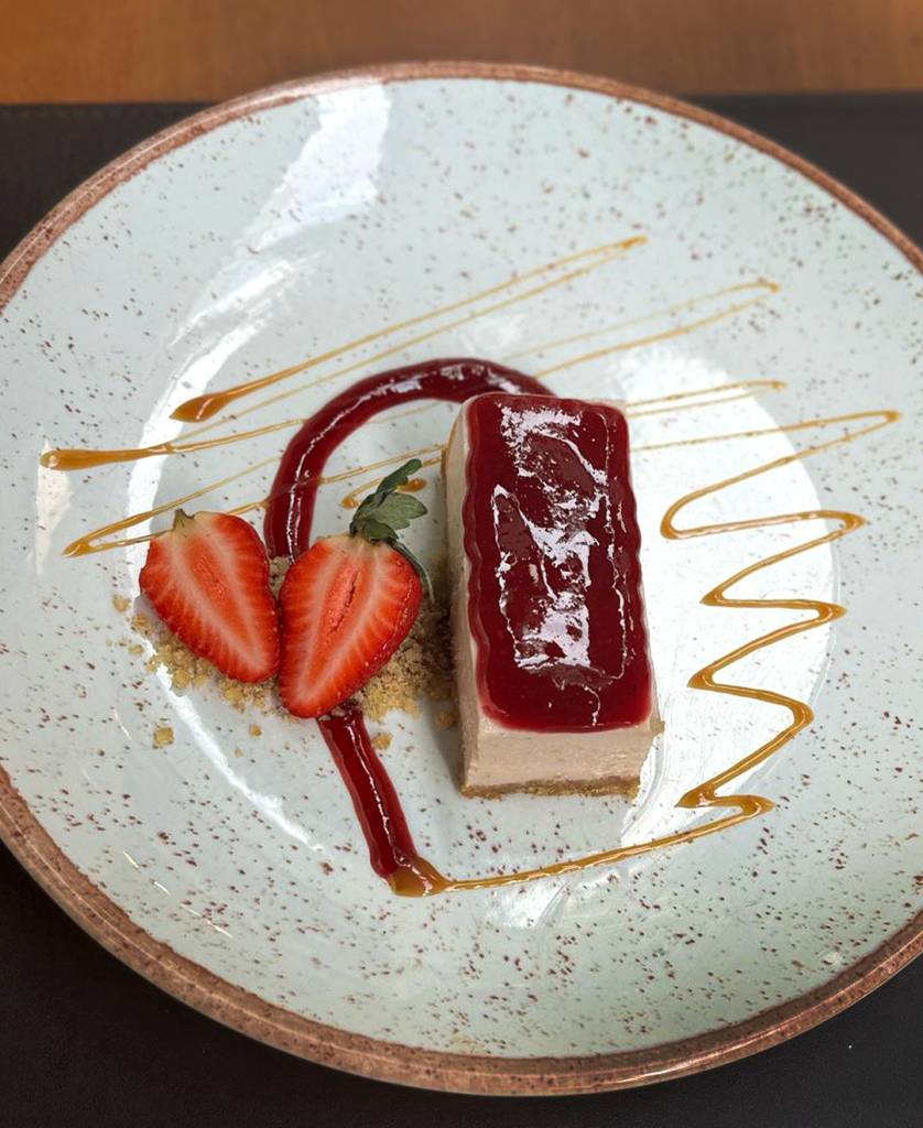 restaurante-dia-das-maes-piccini-Cheesecake de framboesa com calda de frutas vermelhas Cheesecake de framboesa com calda de frutas vermelhas e morangos frescos é sobremesa do Piccini para o Dia das Mães