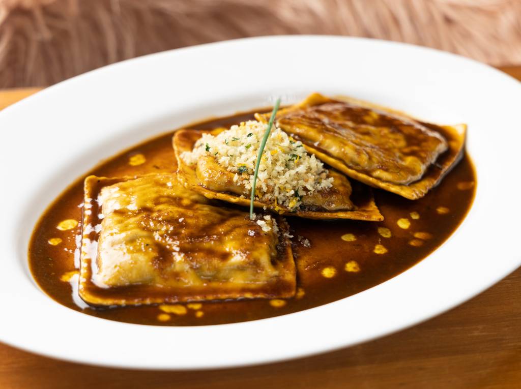 restaurantes-dia-das-maes-bosco Raviolo Maremmani recheado de pato braseado ao vinho tinto e finalizado com pangrattato e raspas de laranja, do restaurante Bosco, para o Dia das Mães