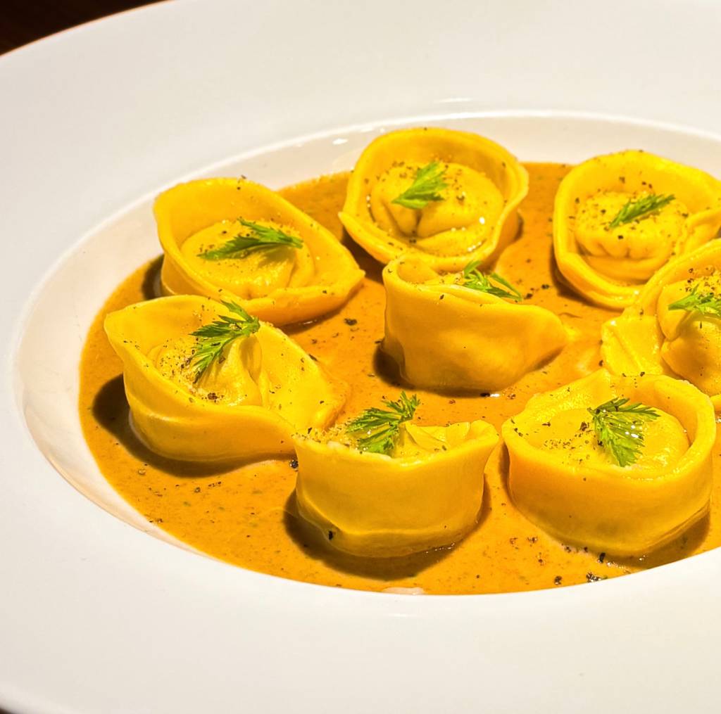 restaurantes-dia-das-maes-lequartier-Tortelli de Pernil Assado com molho de cebolas tostadas Tortelli de Pernil Assado com molho de cebolas tostadas, do Le Quartier, para o Dia das Mães