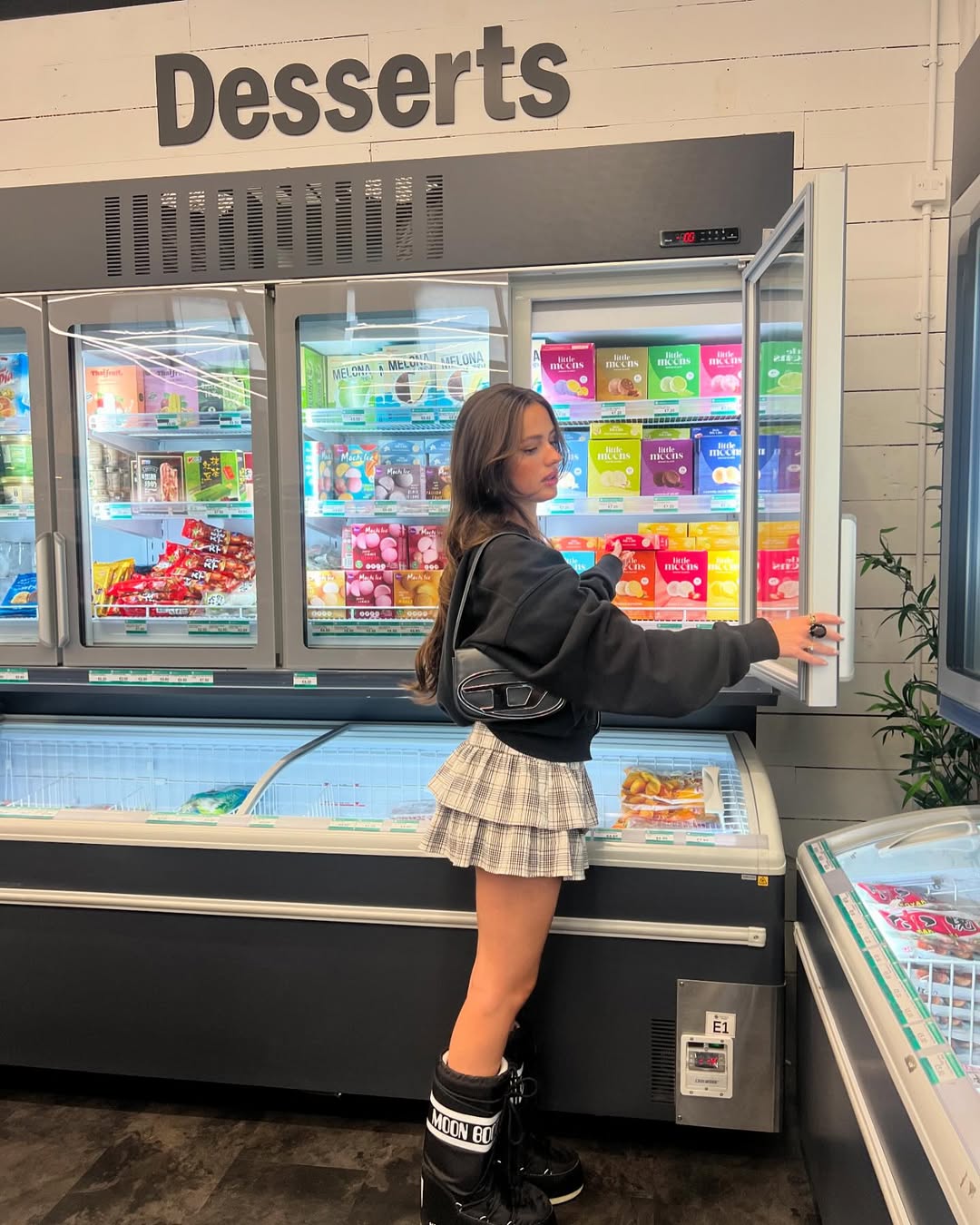 Look com jaqueta e saia rodada xadrez &eacute; &oacute;timo para passeios