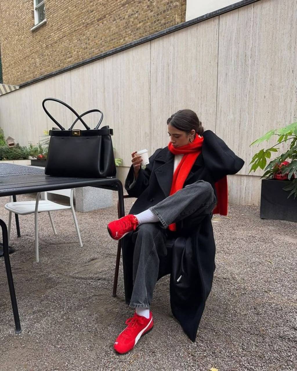 tenis-trabalho (3) Inspiração de outfit com tênis e acessórios coloridos