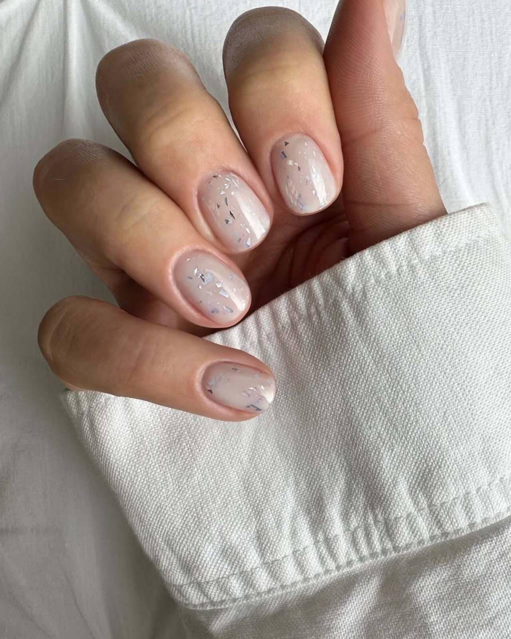 unhas-curtas-delicadas Unha curta e delicada com aplicação em gel encapsulada.