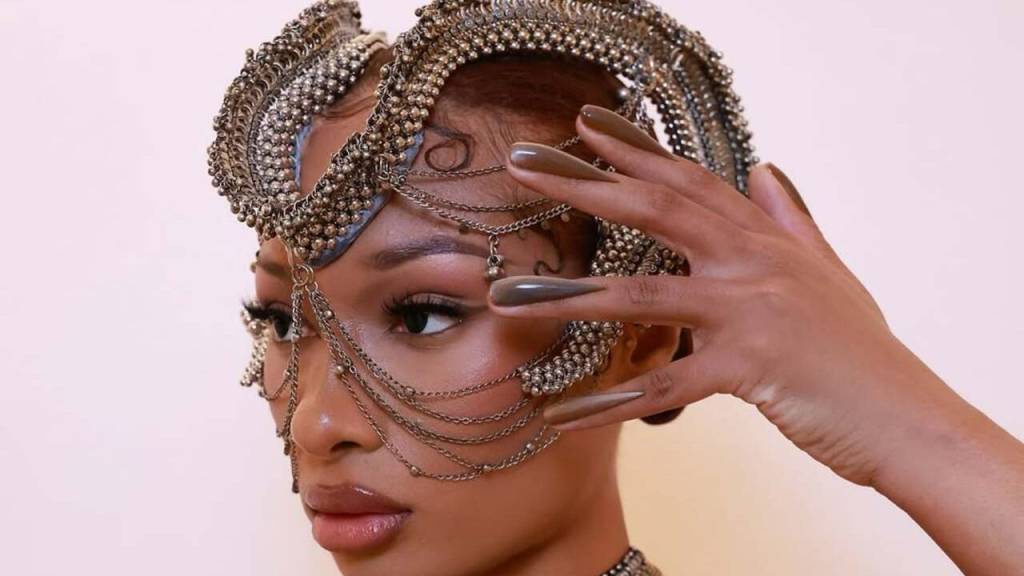 Unhas invertidas: a tendência polêmica que está ganhando as passarelas