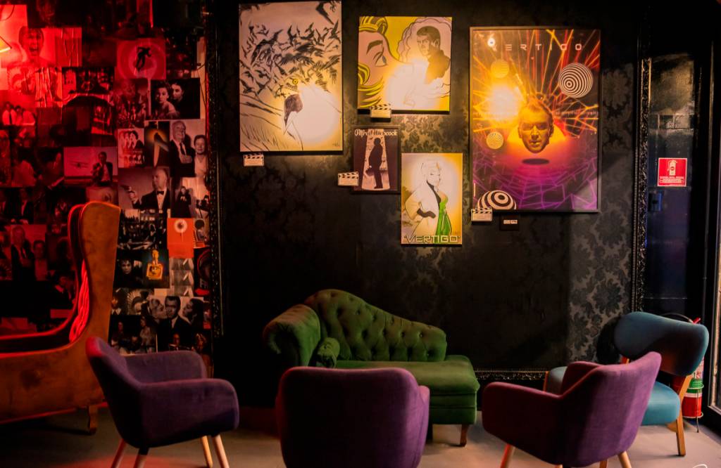bares-decoracao-cinema-hitchbar (2) Os móveis anos 50, como sofás e cadeiras pés palito típicos de produções como