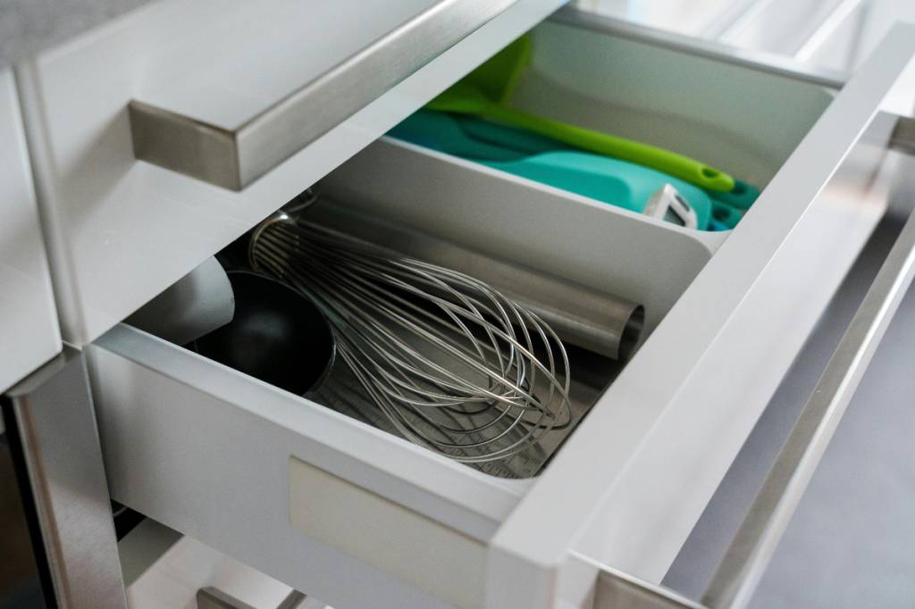 como-organizar-talheres-cozinha Utensílios com menos uso devem ficar nas gavetas de baixo