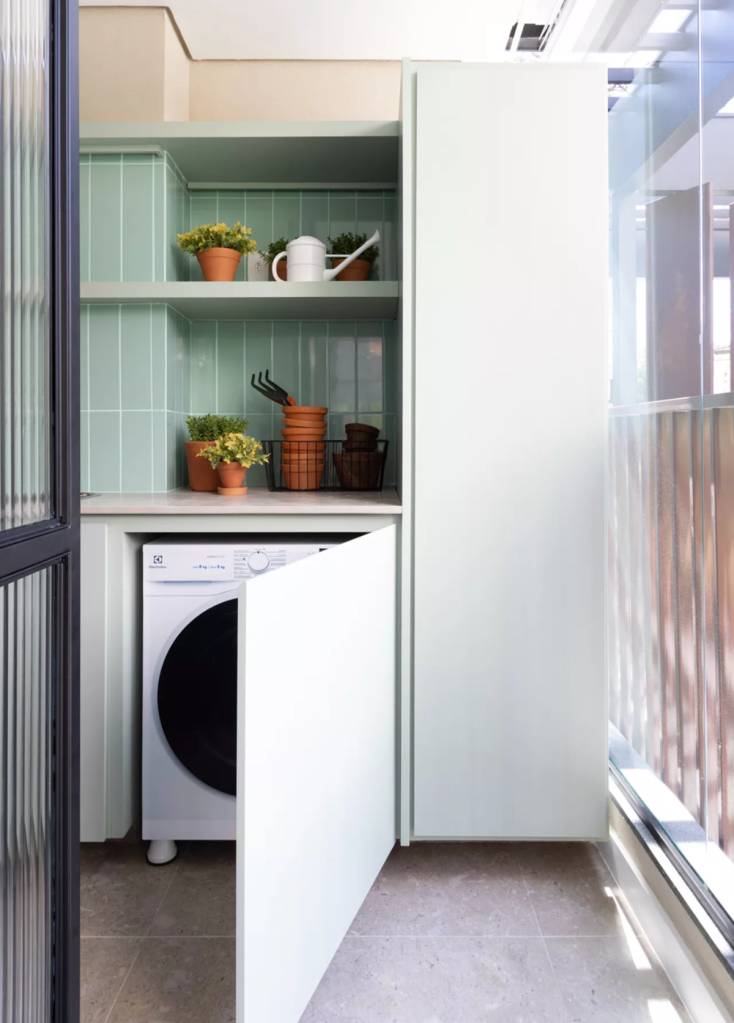lavanderias-pequenas-serralheria Porta esconde a máquina de lavar nesta lavanderia pequena | | Projeto assinado pelo escritório Todos Arquitetura