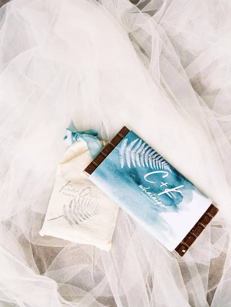 lembrancinha-de-csamento-barata Chocolate com embalagem ilustrada pode ser lembrancinha barata e especial do casamento