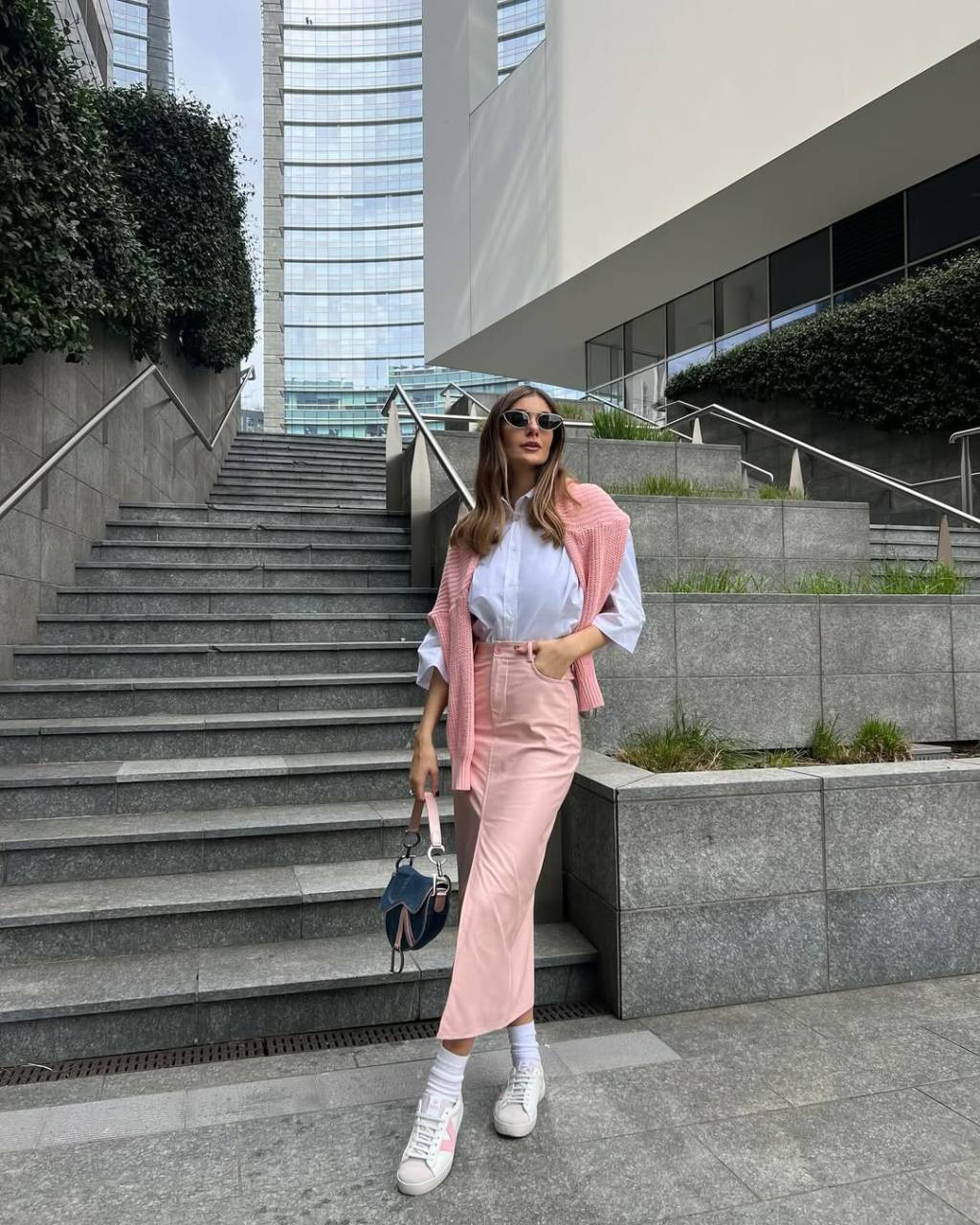 look-com-blusa-de-trico-e-saia Look com suéter no pescoço e saia longa e jeans rosa é autêntico