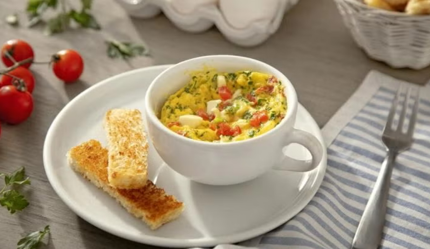Omelete de Caneca de Micro-ondas, fácil de preparar