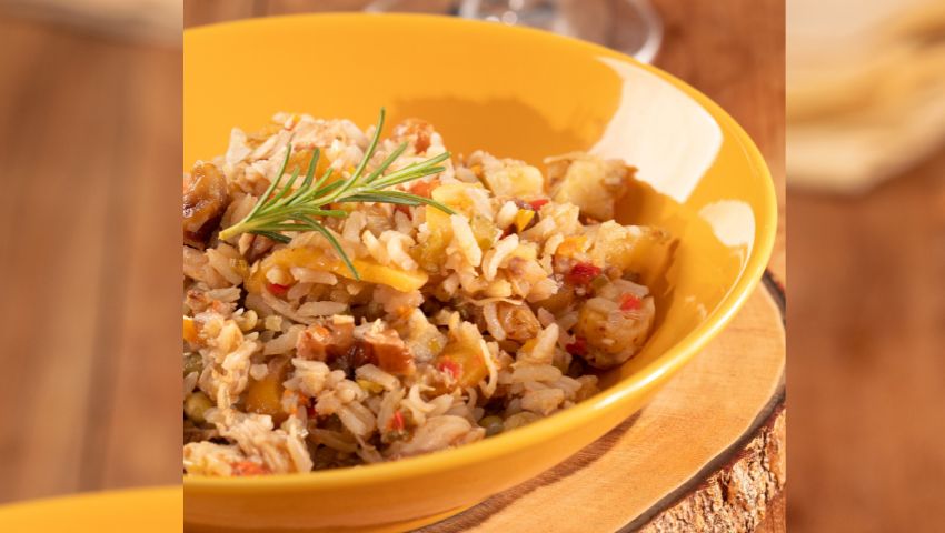 Arroz com quinoa, frango, nozes e damasco