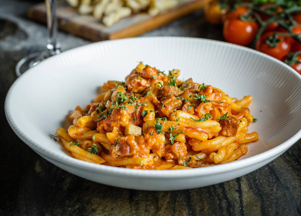 Casarecce All'amatriciana fica pronto em poucos passos, ótimo para montar marmitas