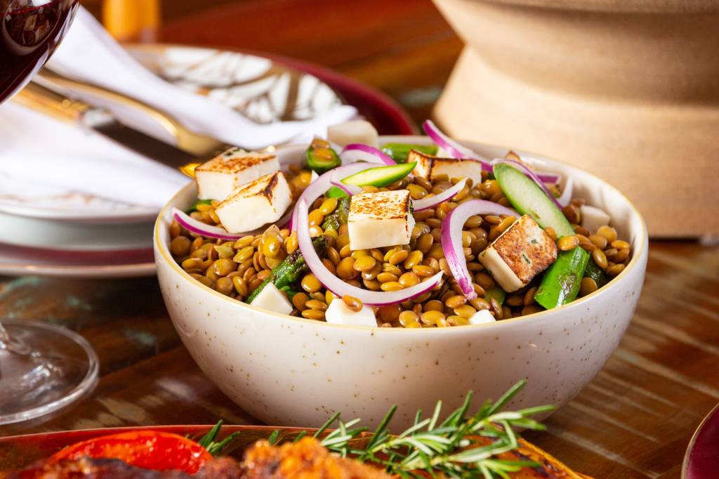 Salada de lentilhas é opção prática para marmitas, pois nem precisa esquentar