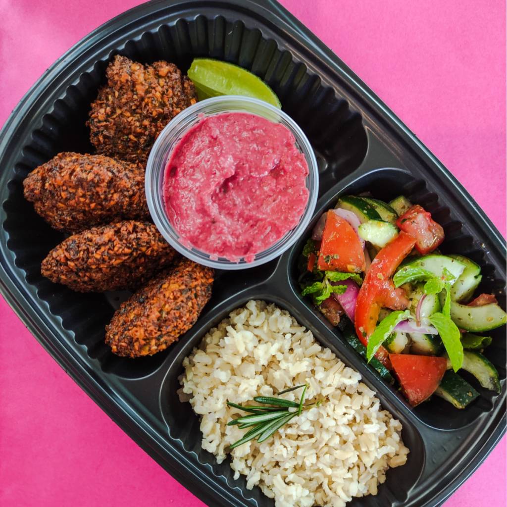 Marmita de falafel de grão-de-bico, pink babaganush, arroz integral e salada quente de legumes