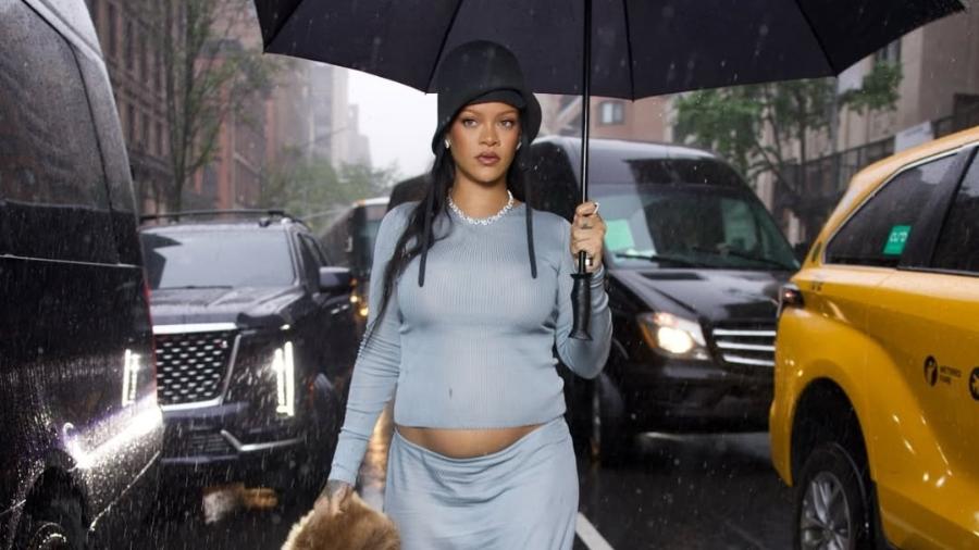 Rihanna exibe barriguinha de gravidez a caminho do Met Gala 2025.
