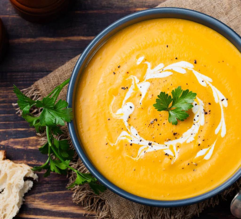Creme de cenoura com gengibre é sopa gostosa e barata