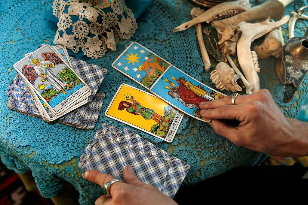 Tarô da Semana: Oito de Espadas traz insegurança forte entre 19 e 25/5