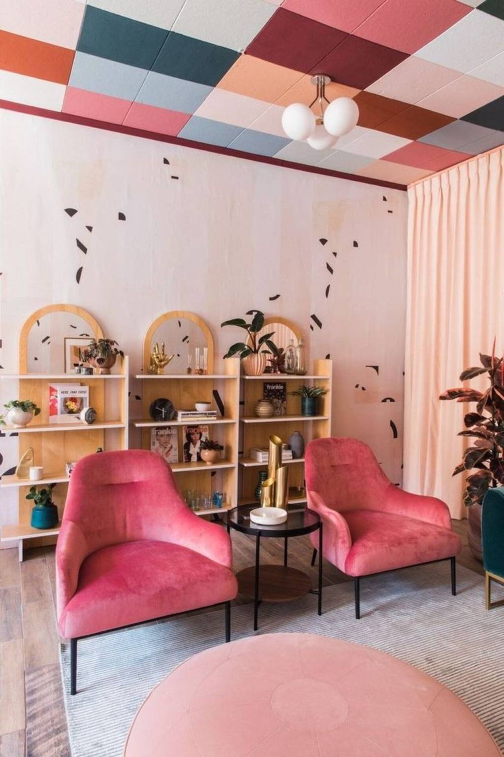 tetos-estampados (13) Para uma sala de estar criativa e dinâmica, aposte em estampas quadriculadas no teto.