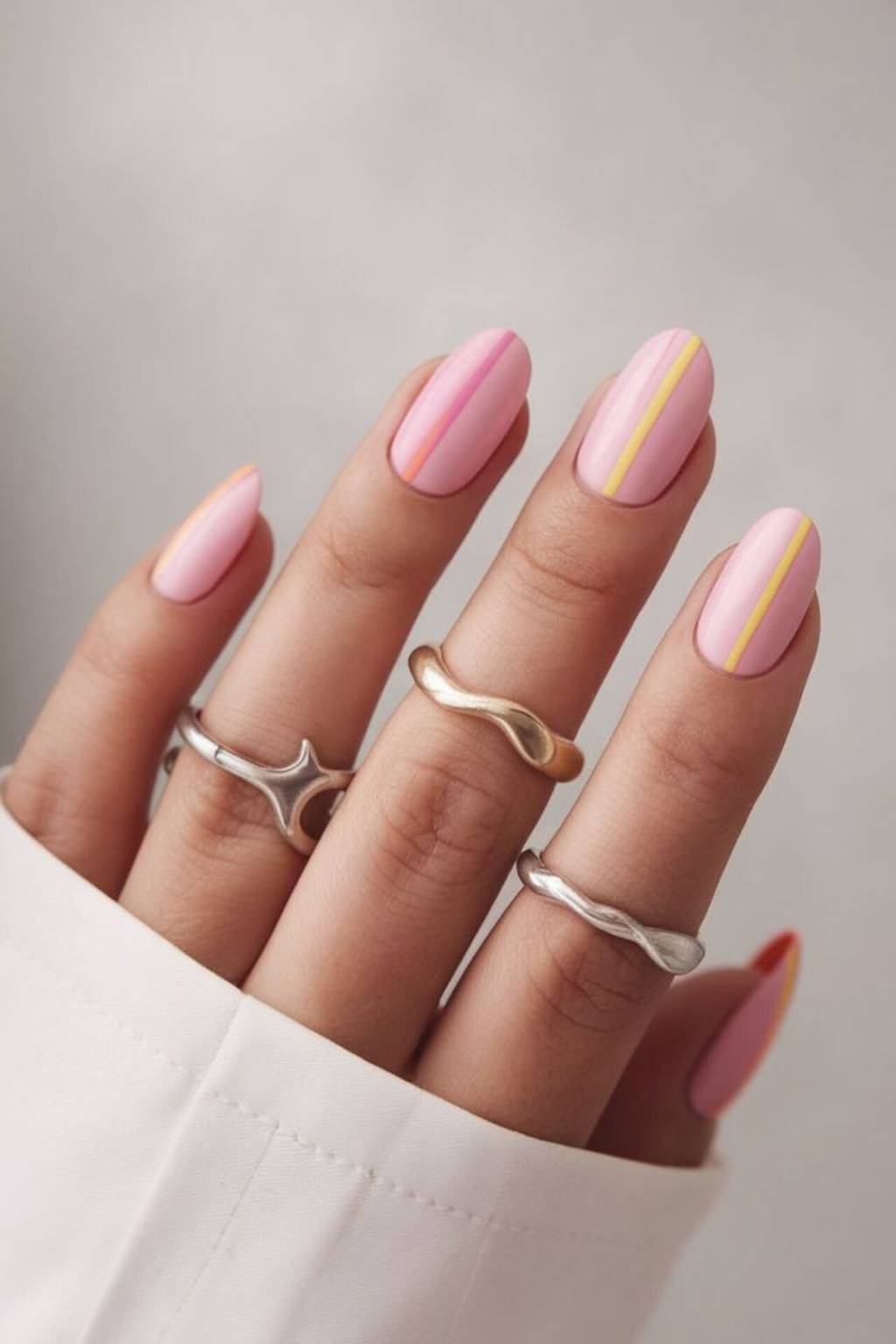 unhas-linhas (1) Cores pastéis caem bem para unhas criativas.