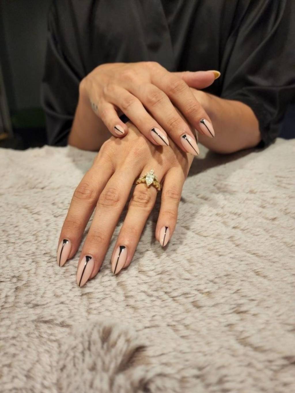 unhas-linhas (13) (2) Um mínimo detalhe faz toda a diferença nesta nail art.