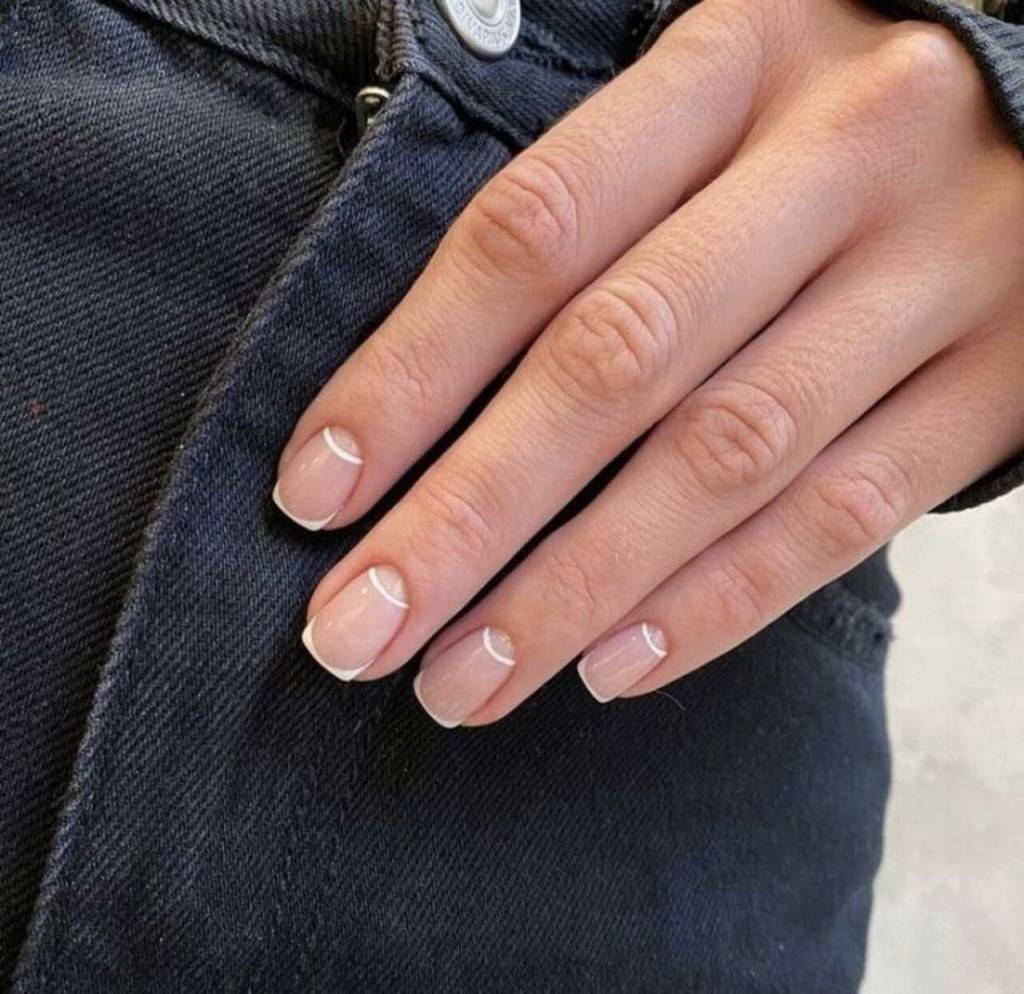 unhas-linhas (4) Francesinha com linhas brancas é ideal para um visual sofisticado