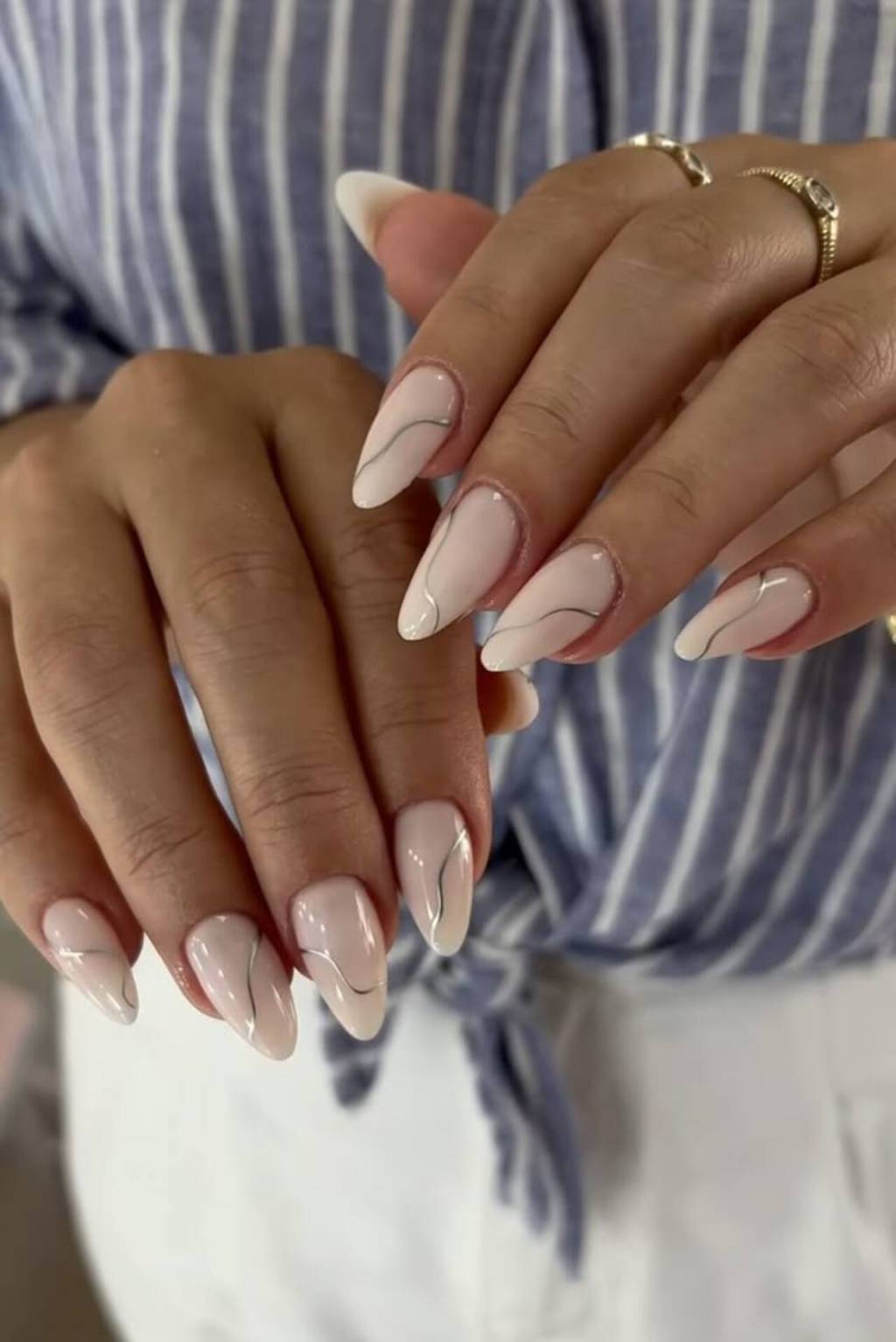 unhas-linhas (5) A cor prata pode trazer modernidade às unhas.