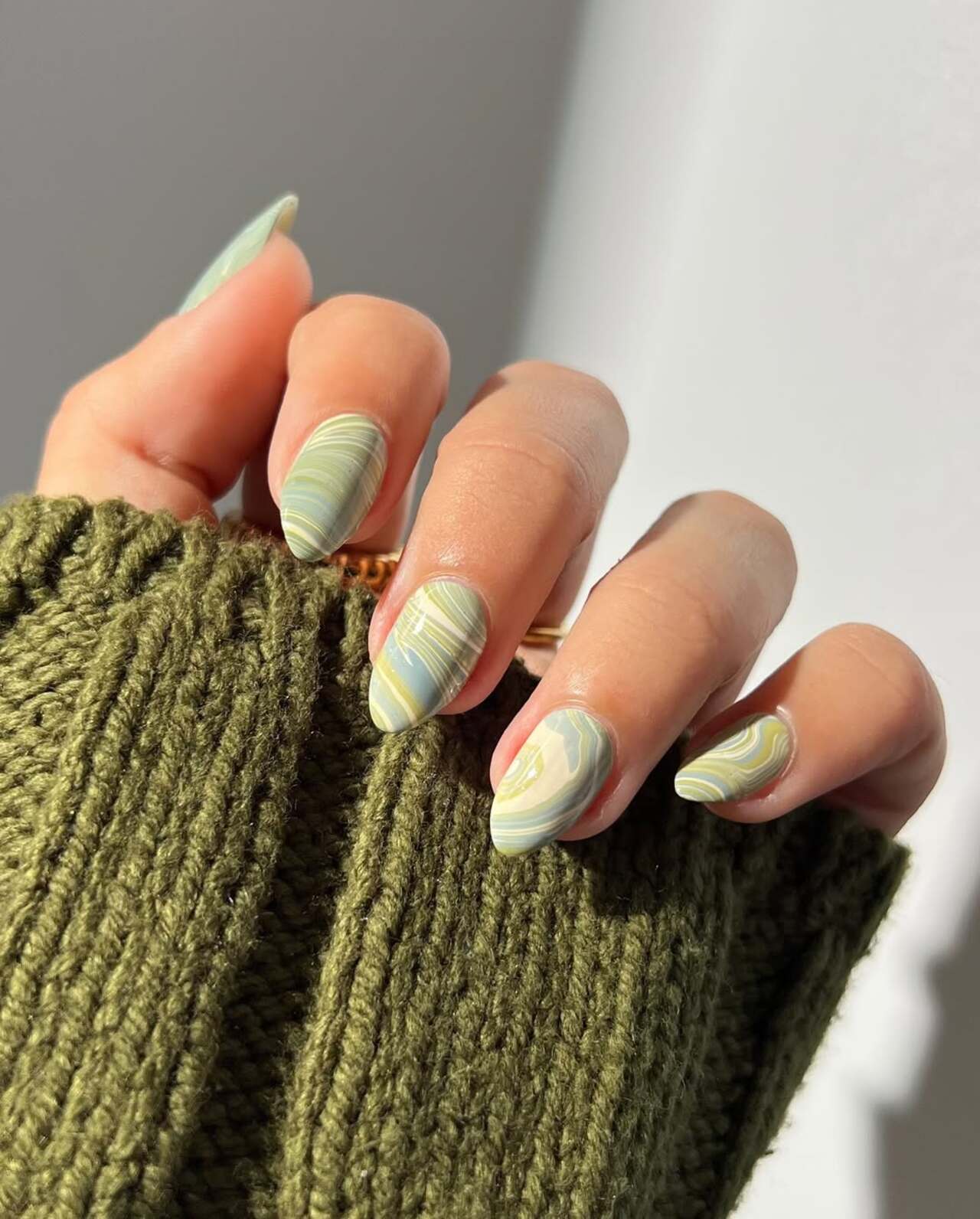 Traga seu lado art&iacute;stico para as m&atilde;os com essa nail art inspirada em aquarela.