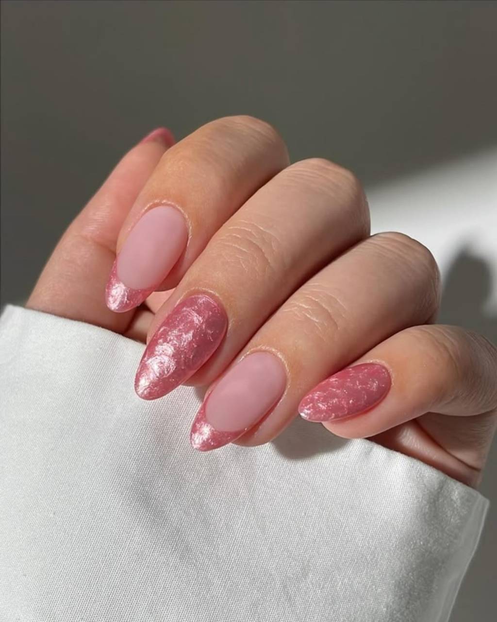 unhas-rosas (3) O estilo marmorizada garante um ar chic a esta esmaltação.