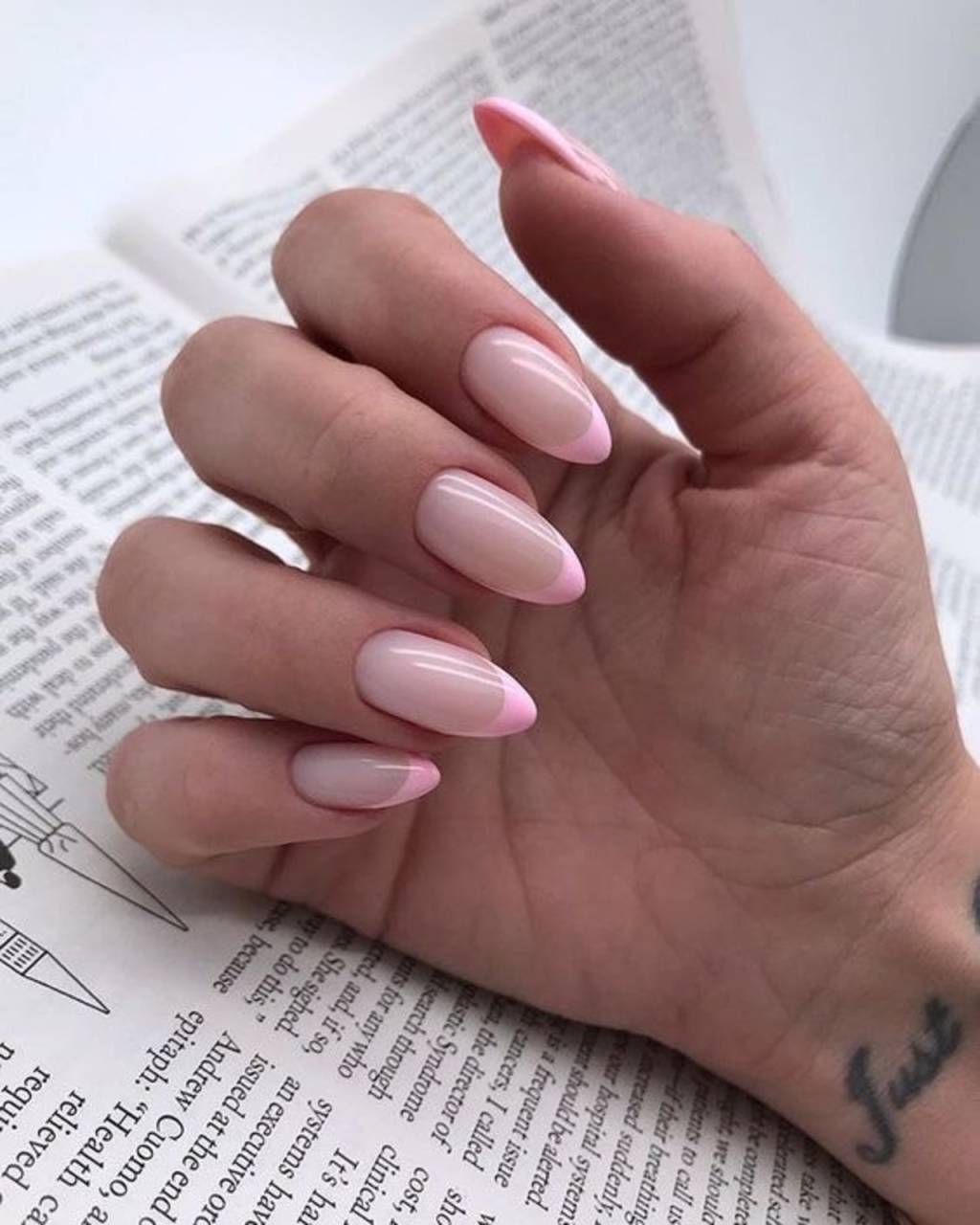 unhas-rosas (5) Esta opção pode até ser tradicional, mas não é nada básica.