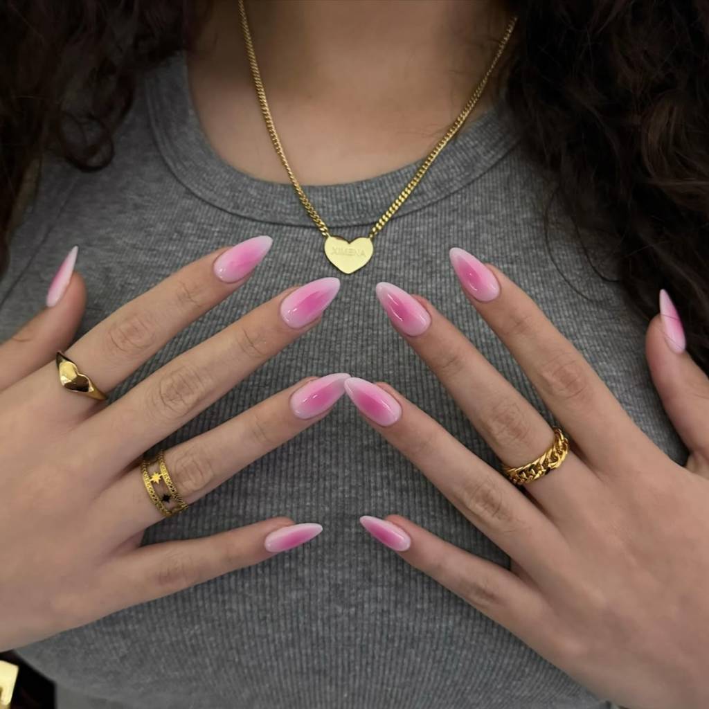 unhas-rosas (7) A aura nails está bombando lá fora, que tal trazer essa estética para as suas mãos?