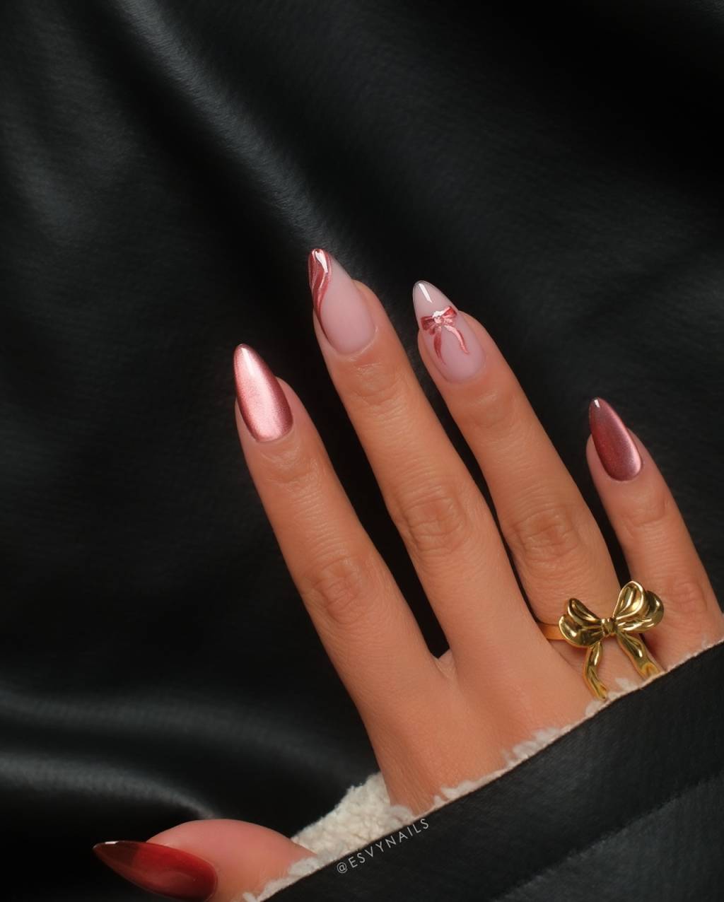 unhas-rosas Unhas holográficas + desenhos delicados = o combo perfeito.