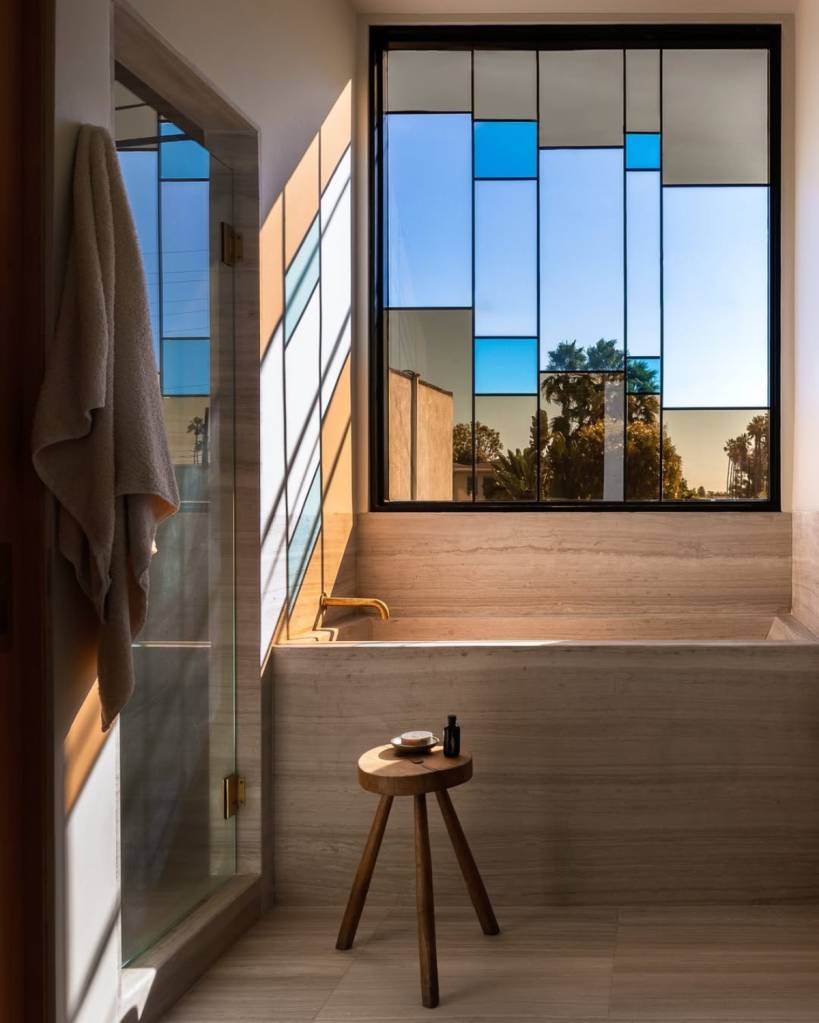 Vidro colorido no banheiro dá toque especial quando o sol bate | Projeto assinado por Mimi Shin