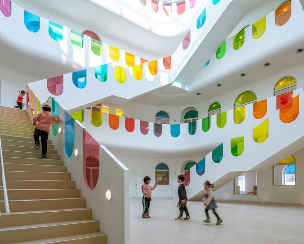 Corrimão com vidros coloridos em escola chinesa é ideia que você pode copiar em casa
