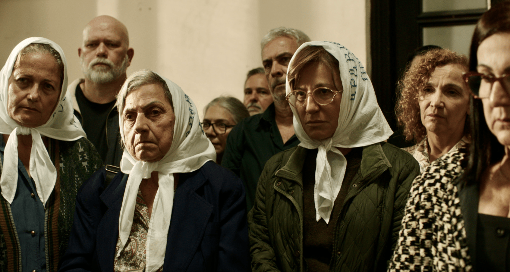 Essa conexão entre as duas mulheres, de diferentes gerações e origens, destaca a força dos vínculos afetivos