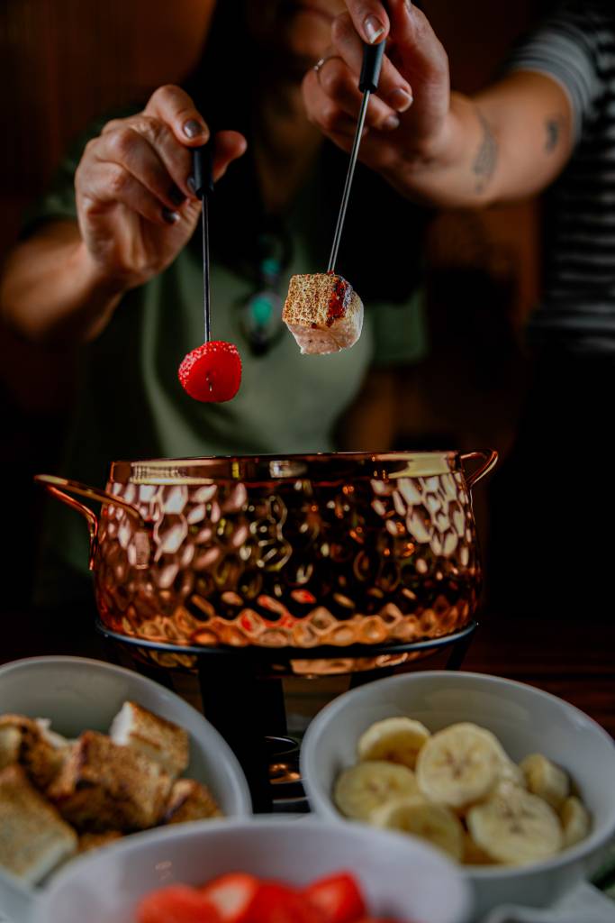 Fondue Casaría Este restaurante é um refúgio urbano. O espaço tem decoração contemporânea, móveis de madeira e paredes com tijolinhos aparentes. O menu de fondue tem opções doces, com chocolate, uvas e morangos (R2), e salgadas, de queijo com vinho branco, batatas, cenouras e pães (a partir de R2).