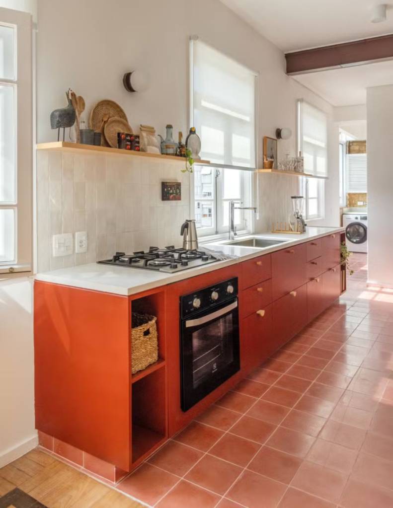 Cozinha com marcenaria em tom terroso e ladrilho hidráulico no piso | Projeto assinado pela arquiteta Ana Neri