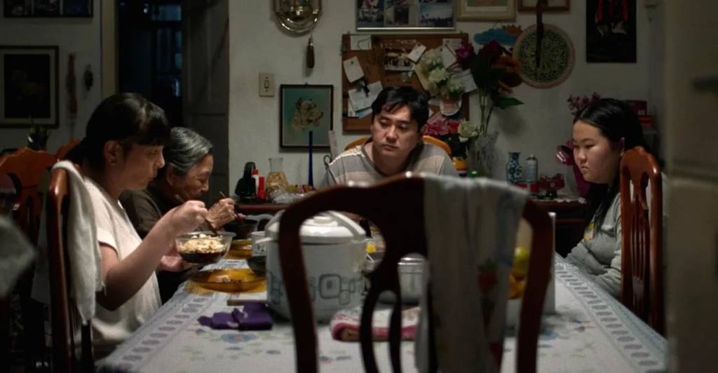 curta-amarela A imigração japonesa é retratada com sensibilidade em obras culturais.