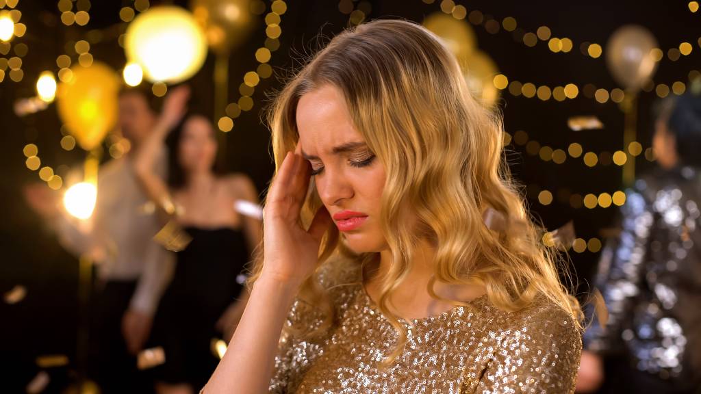 Falsa extrovertida: quando o cansaço social revela quem você é de verdade