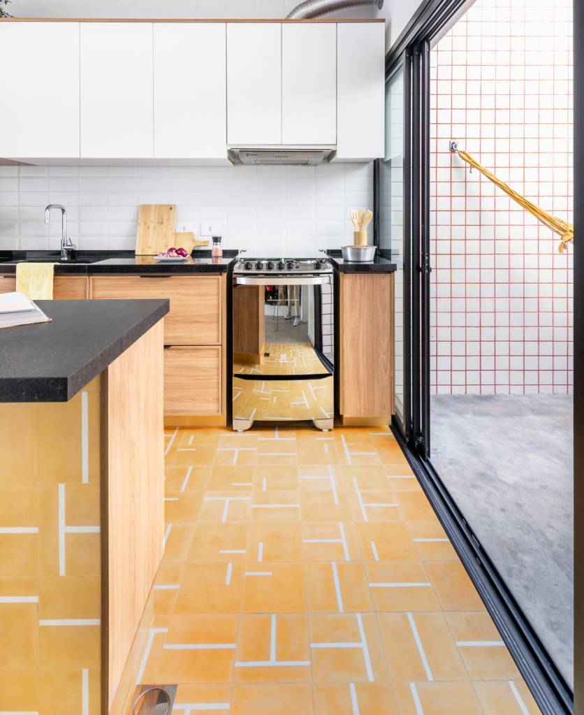 Ladrilho hidráulico pode ter desenho exclusivo para ser aplicado na cozinha. | Projeto assinado pelo escritório Rawi Arquitetura + Design, do arquiteto Raphael Wittmann